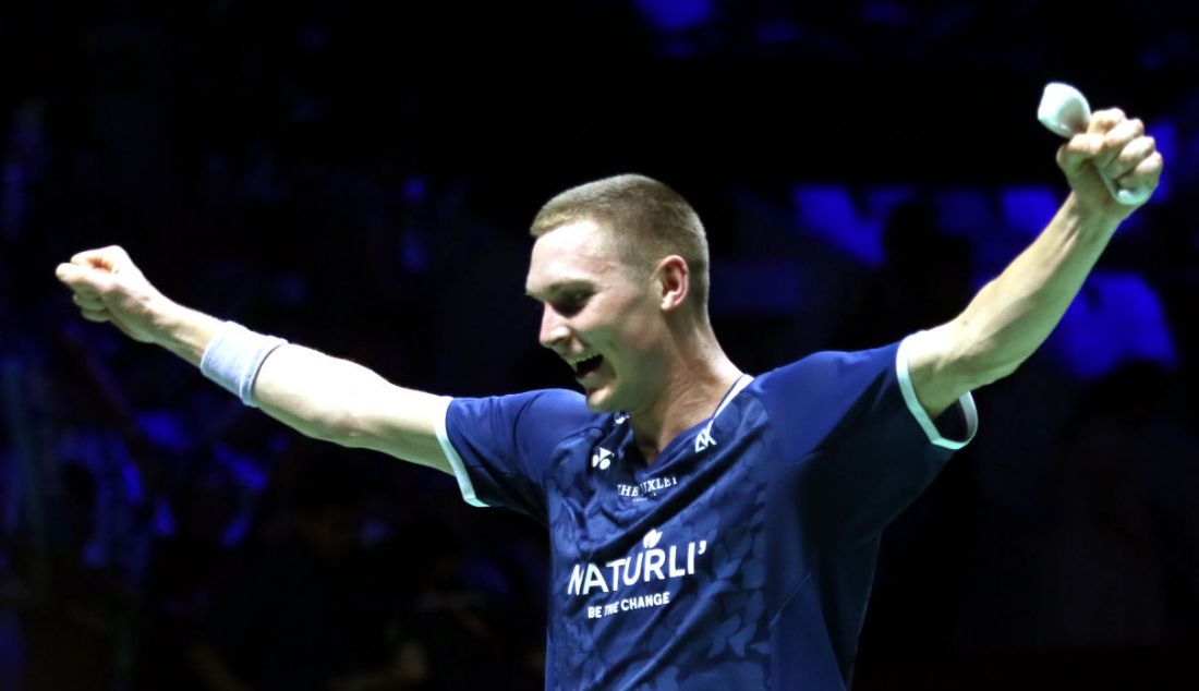 Tunggal putra Denmark Viktor Axelsen saat melawan tunggal putra Indonesia Anthony Sinisuka Ginting pada final Indonesia Open 2023 di Istora Senayan, Jakarta, Minggu (18/6). Viktor Axelsen menang atas lawannya dengan skor 21-14 dan 21-13. - JPNN.com