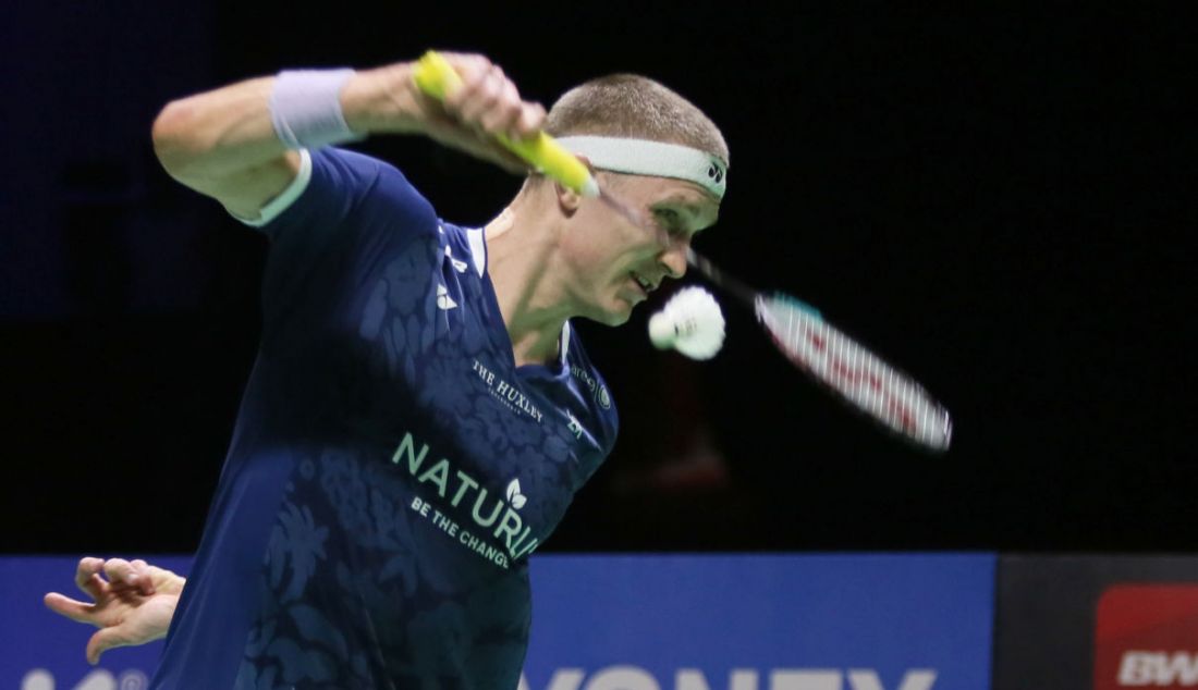 Tunggal putra Denmark Viktor Axelsen saat melawan tunggal putra Indonesia Anthony Sinisuka Ginting pada final Indonesia Open 2023 di Istora Senayan, Jakarta, Minggu (18/6). Viktor Axelsen menang atas lawannya dengan skor 21-14 dan 21-13. - JPNN.com