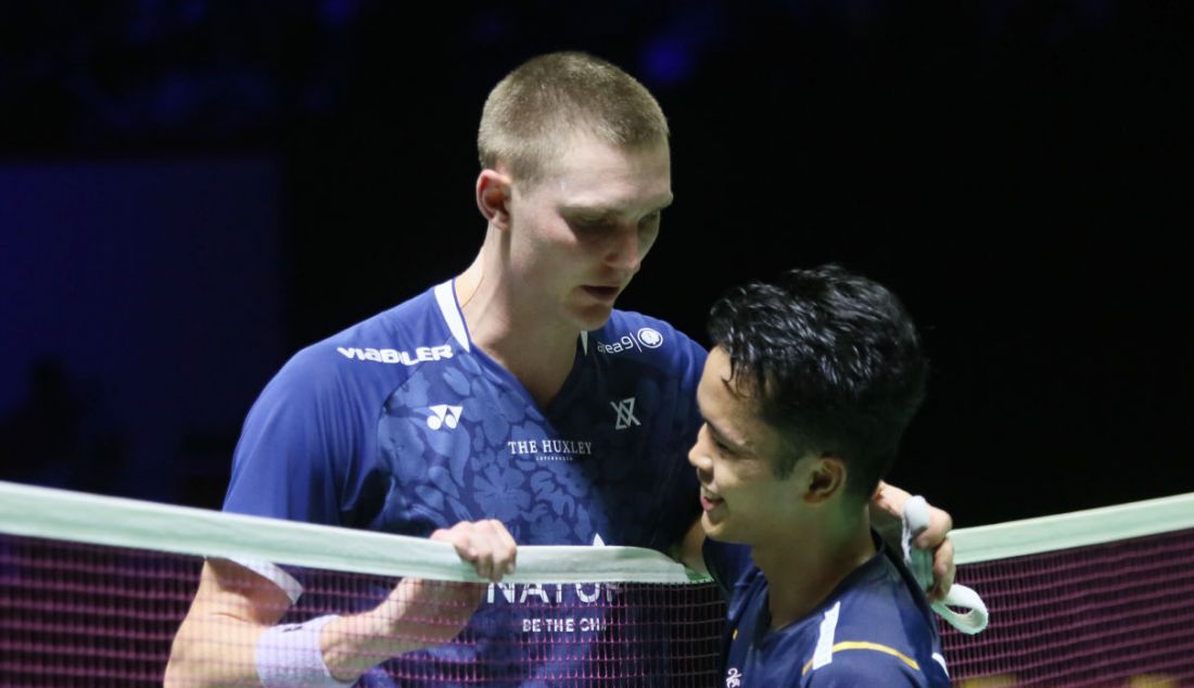 Tunggal putra Denmark Viktor Axelsen saat melawan tunggal putra Indonesia Anthony Sinisuka Ginting pada final Indonesia Open 2023 di Istora Senayan, Jakarta, Minggu (18/6). Viktor Axelsen menang atas lawannya dengan skor 21-14 dan 21-13. - JPNN.com