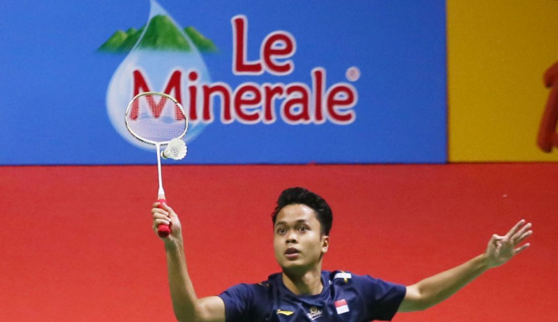 Tunggal putra Indonesia Anthony Sinisuka Ginting saat melawan Tunggal putra Denmark Viktor Axelsen pada final Indonesia Open 2023 di Istora Senayan, Jakarta, Minggu (18/6). Ginting kalah atas lawannya dengan skor 14-21 dan 13-21. - JPNN.com