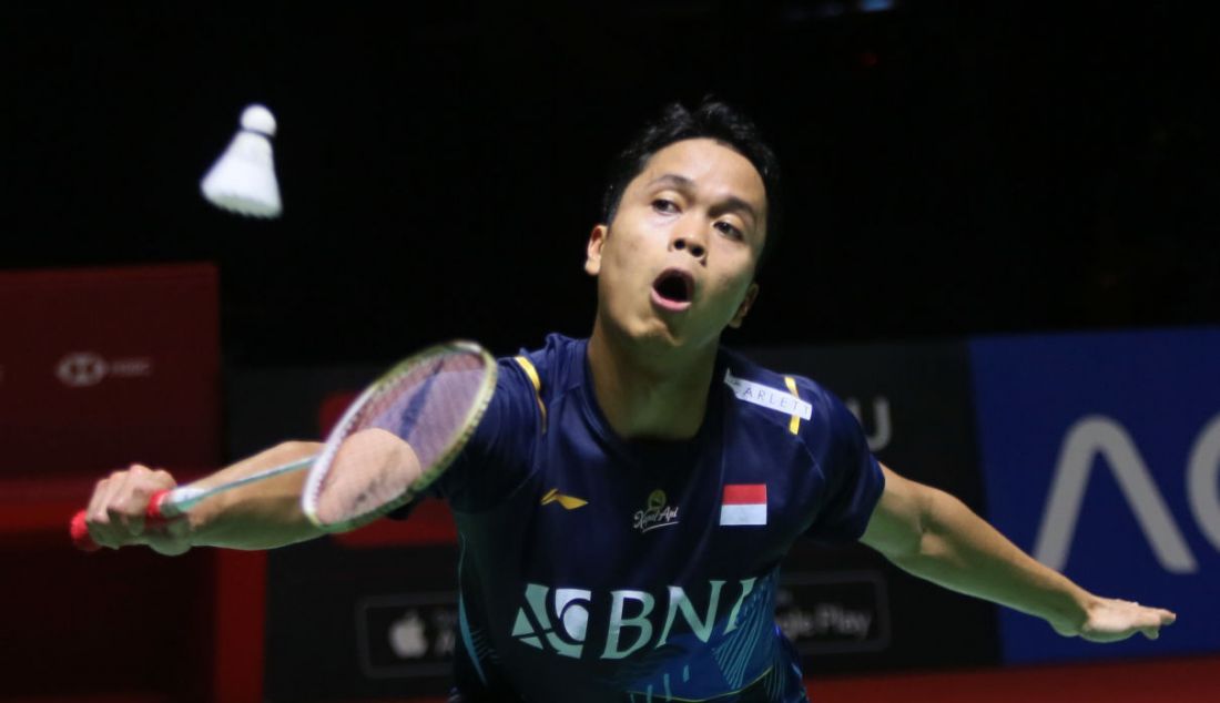 Tunggal putra Indonesia Anthony Sinisuka Ginting saat melawan Tunggal putra Denmark Viktor Axelsen pada final Indonesia Open 2023 di Istora Senayan, Jakarta, Minggu (18/6). Ginting kalah atas lawannya dengan skor 14-21 dan 13-21. - JPNN.com