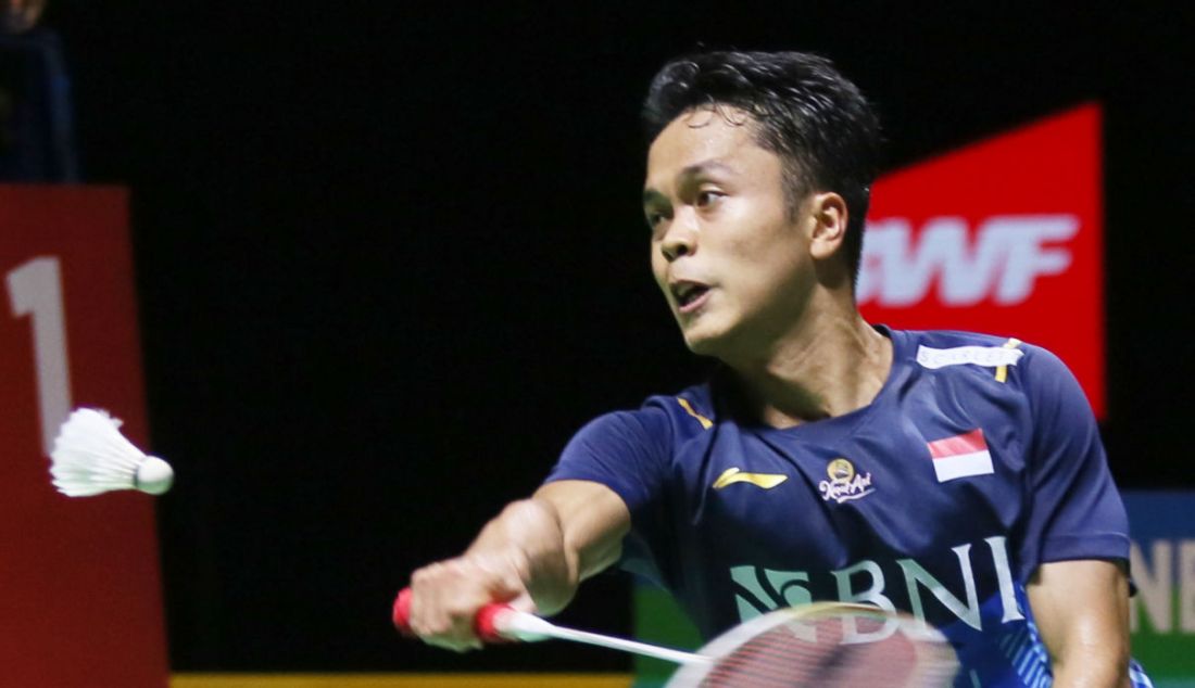 Tunggal putra Indonesia Anthony Sinisuka Ginting saat melawan Tunggal putra Denmark Viktor Axelsen pada final Indonesia Open 2023 di Istora Senayan, Jakarta, Minggu (18/6). Ginting kalah atas lawannya dengan skor 14-21 dan 13-21. - JPNN.com