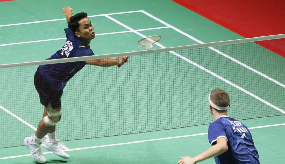 Tunggal putra Indonesia Anthony Sinisuka Ginting saat melawan Tunggal putra Denmark Viktor Axelsen pada final Indonesia Open 2023 di Istora Senayan, Jakarta, Minggu (18/6). Ginting kalah atas lawannya dengan skor 14-21 dan 13-21. - JPNN.com