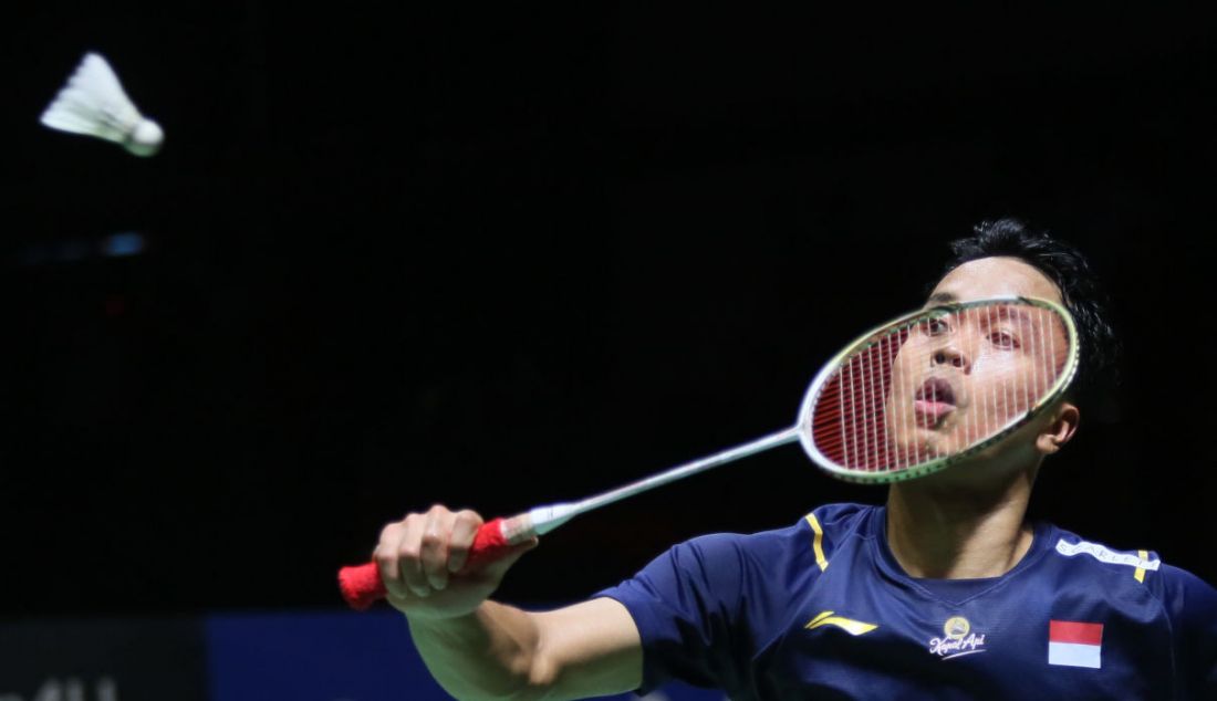 Tunggal putra Indonesia Anthony Sinisuka Ginting saat melawan Tunggal putra Denmark Viktor Axelsen pada final Indonesia Open 2023 di Istora Senayan, Jakarta, Minggu (18/6). Ginting kalah atas lawannya dengan skor 14-21 dan 13-21. - JPNN.com