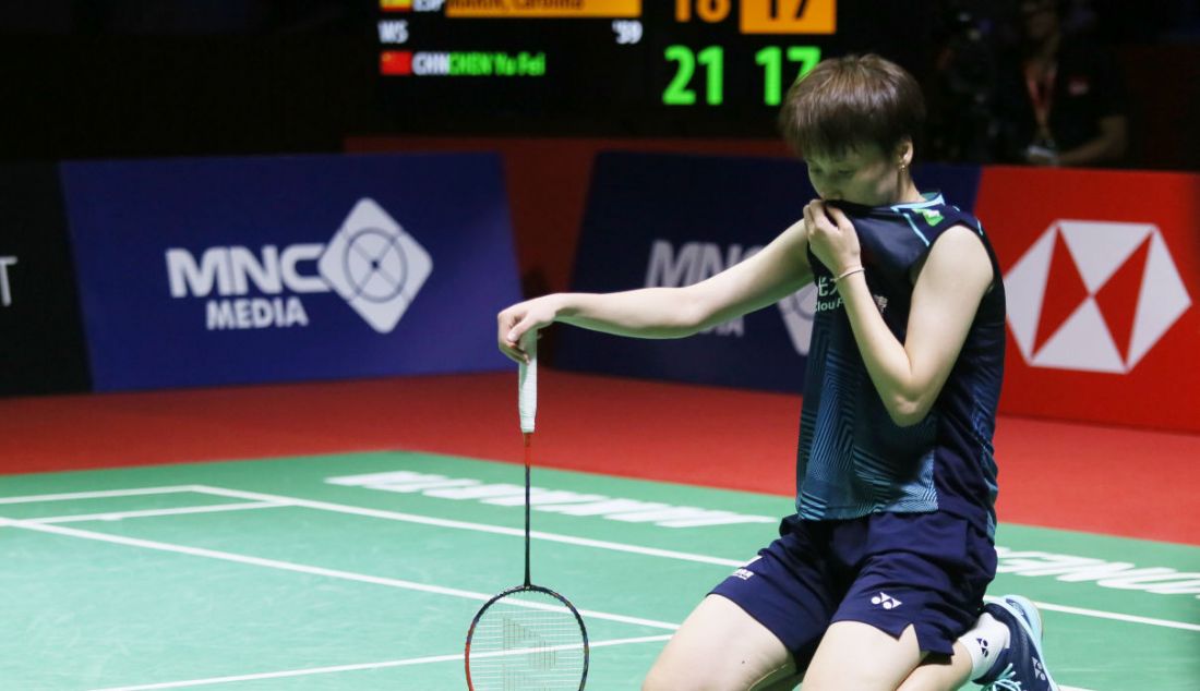 Tunggal putri China Chen Yu Fei saat melawan tunggal putri Spanyol Carolina Marin pada final Indonesia Open 2023 di Istora Senayan, Jakarta, Minggu (18/6). Chen Yu Fei menang atas lawannya dengan skor 21-18 dan 21-19. - JPNN.com