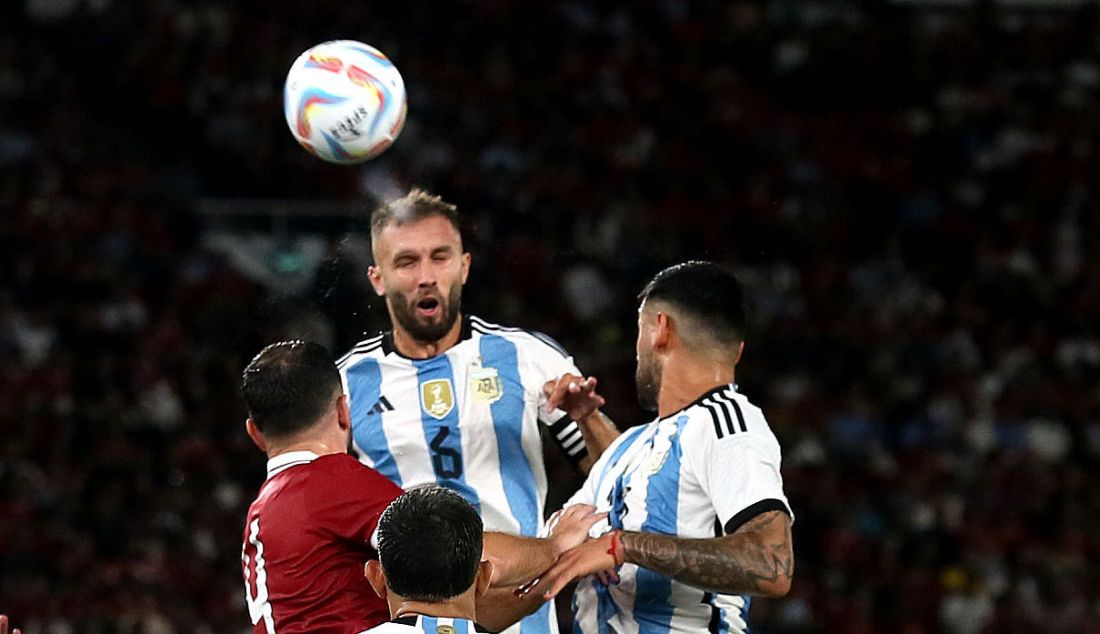 German Alejo Pezzella saat menyundul bola pada FIFA Match day Indonesia melawan Argentina di SUGBK, Jakarta, Senin (19/6). Argentina menang atas Indonesia dengan skor 2-0. - JPNN.com