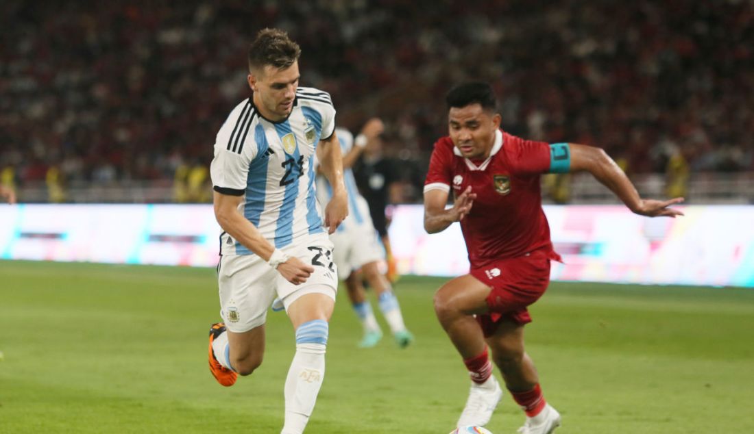 Pemain Timnas Argentina Giovani Lo Celso saat merebut bola pada FIFA Match day Indonesia melawan Argentina di SUGBK, Jakarta, Senin (19/6). Argentina menang atas Indonesia dengan skor 2-0. - JPNN.com