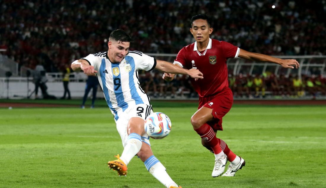 Pemain Timnas Argentina Julian Alvarez gagal melepaskan tendangan ke gawang Indonesia pada FIFA Match day Indonesia melawan Argentina di SUGBK, Jakarta, Senin (19/6). Argentina menang atas Indonesia dengan skor 2-0. - JPNN.com