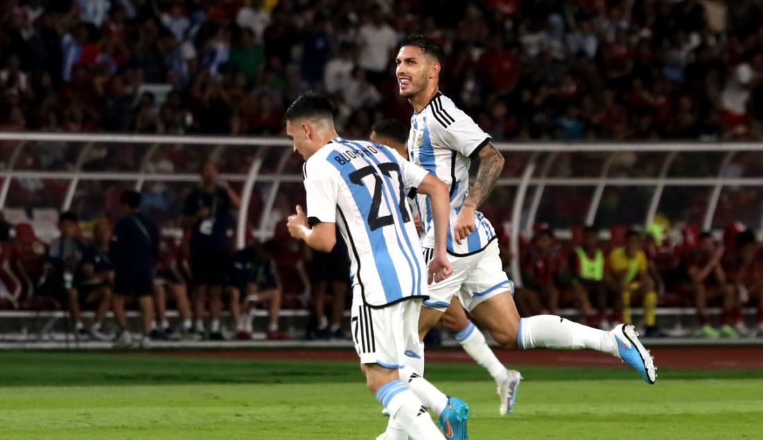 Pemain Timnas Argentina Leandro Daniel Paredes (belakang) melakukan selebrasi seusai mencetak gol ke gawang Indonesia pada FIFA Match day Indonesia melawan Argentina di SUGBK, Jakarta, Senin (19/6). Argentina menang atas Indonesia dengan skor 2-0. - JPNN.com