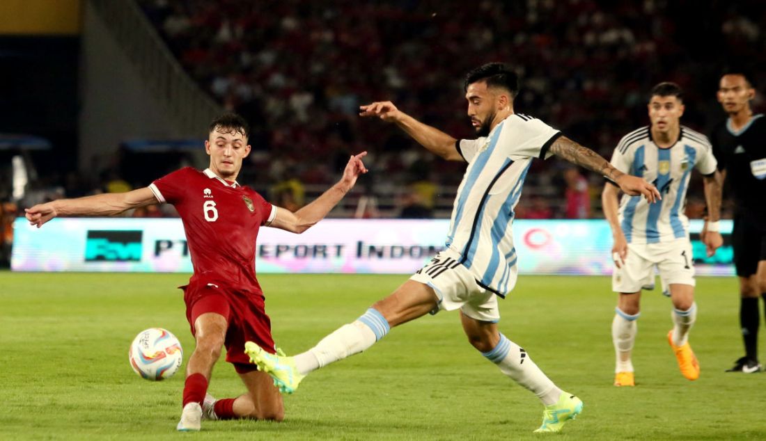 Pemain Timnas Argentina Nicolas Ivan Gonzales (kanan) berduel dengan pemain Timnas Indonesia Ivar Jenner pada FIFA Match day Indonesia melawan Argentina di SUGBK, Jakarta, Senin (19/6). Argentina menang atas Indonesia dengan skor 2-0. - JPNN.com