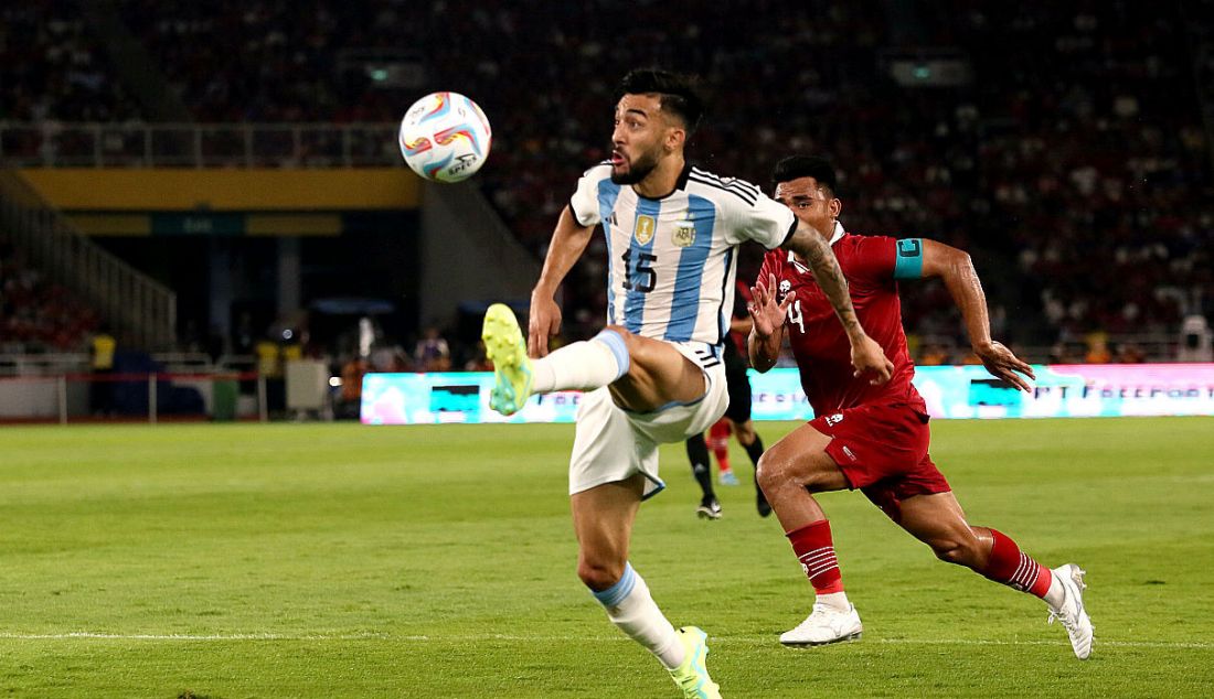 Pemain Timnas Argentina Nicolas Ivan Gonzales saat mengontrol Bola pada FIFA Match day Indonesia melawan Argentina di SUGBK, Jakarta, Senin (19/6). Argentina menang atas Indonesia dengan skor 2-0. - JPNN.com