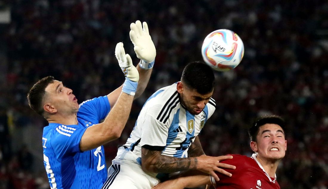 Pemain Timnas Argentina Nicolas Ivan Gonzales (tengah) saat menyundul Bola pada FIFA Match day Indonesia melawan Argentina di SUGBK, Jakarta, Senin (19/6). Argentina menang atas Indonesia dengan skor 2-0. - JPNN.com