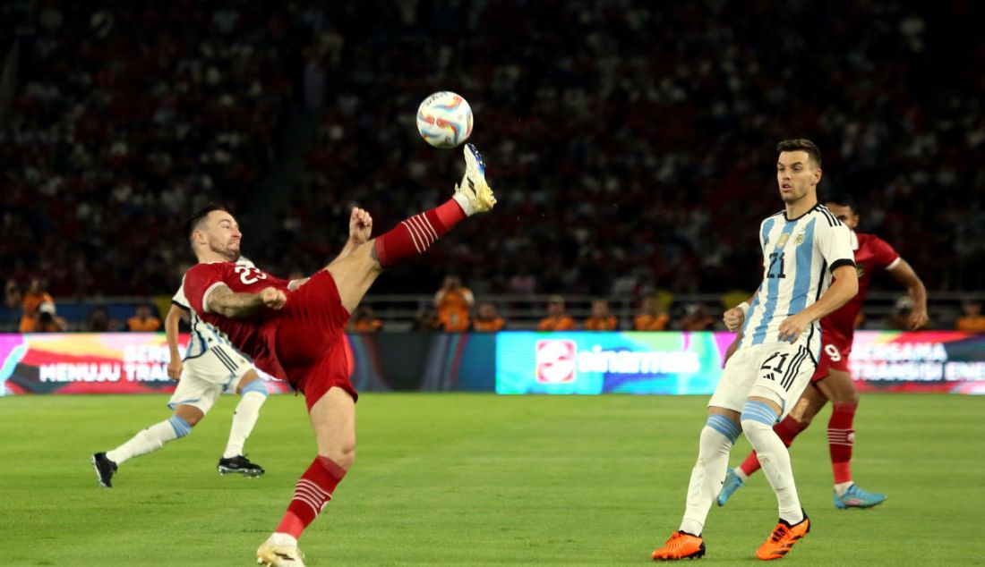 Pemain Timnas Indonesia Marc Anthony Klok berusaha menjangkau bola pada FIFA Match day Indonesia melawan Argentina di SUGBK, Jakarta, Senin (19/6). Argentina menang atas Indonesia dengan skor 2-0. - JPNN.com