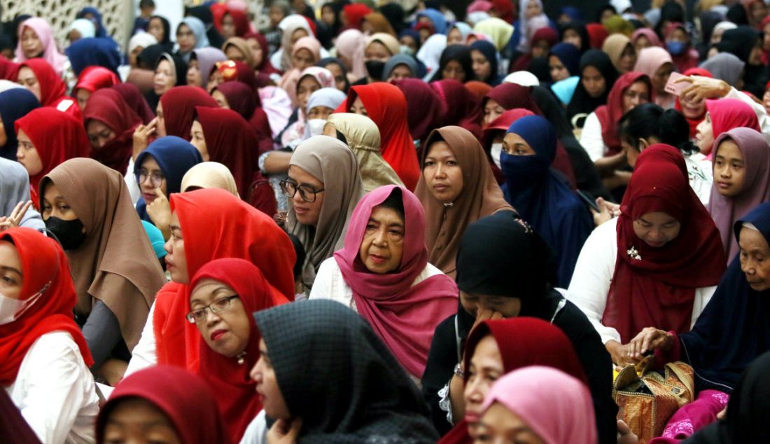 Menko PMK Muhadjir Effendy saat memberikan ceramah pada Haul Ke-53 Bung Karno di Masjid At-Taufiq, Sekolah Partai PDIP, Lenteng Agung, Jakarta Selatan, Rabu (21/6). Acara ini diisi dengan pembacaan Yasin, Tahlil, Santunan Anak Yatim dan Ceramah Agama & Kebangsaan. - JPNN.com