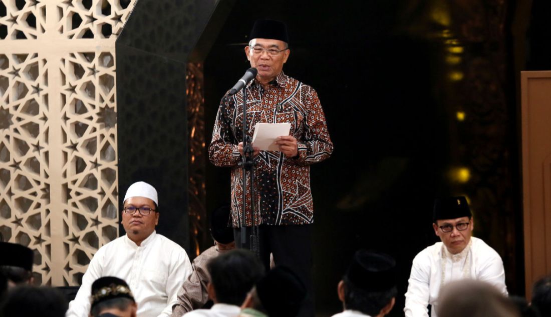 Menko PMK Muhadjir Effendy saat memberikan ceramah pada Haul Ke-53 Bung Karno di Masjid At-Taufiq, Sekolah Partai PDIP, Lenteng Agung, Jakarta Selatan, Rabu (21/6). Acara ini diisi dengan pembacaan Yasin, Tahlil, Santunan Anak Yatim dan Ceramah Agama & Kebangsaan. - JPNN.com