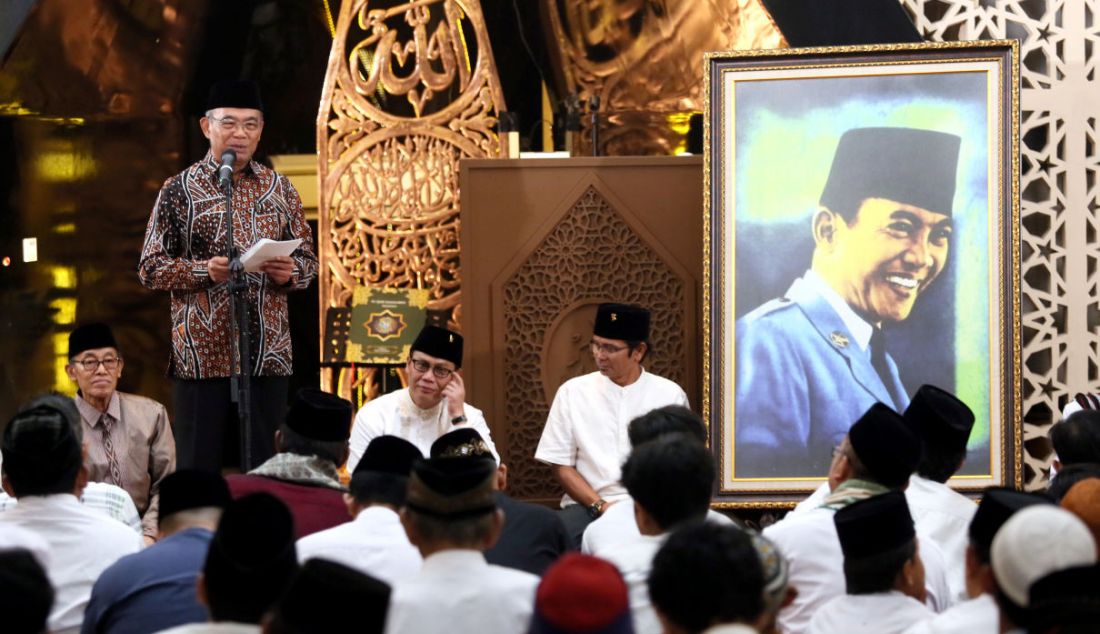 Menko PMK Muhadjir Effendy saat memberikan ceramah pada Haul Ke-53 Bung Karno di Masjid At-Taufiq, Sekolah Partai PDIP, Lenteng Agung, Jakarta Selatan, Rabu (21/6). Acara ini diisi dengan pembacaan Yasin, Tahlil, Santunan Anak Yatim dan Ceramah Agama & Kebangsaan. - JPNN.com