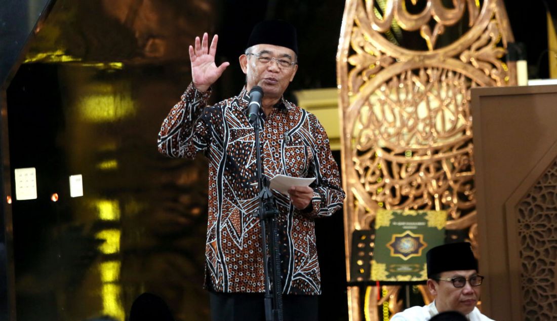 Menko PMK Muhadjir Effendy saat memberikan ceramah pada Haul Ke-53 Bung Karno di Masjid At-Taufiq, Sekolah Partai PDIP, Lenteng Agung, Jakarta Selatan, Rabu (21/6). Acara ini diisi dengan pembacaan Yasin, Tahlil, Santunan Anak Yatim dan Ceramah Agama & Kebangsaan. - JPNN.com