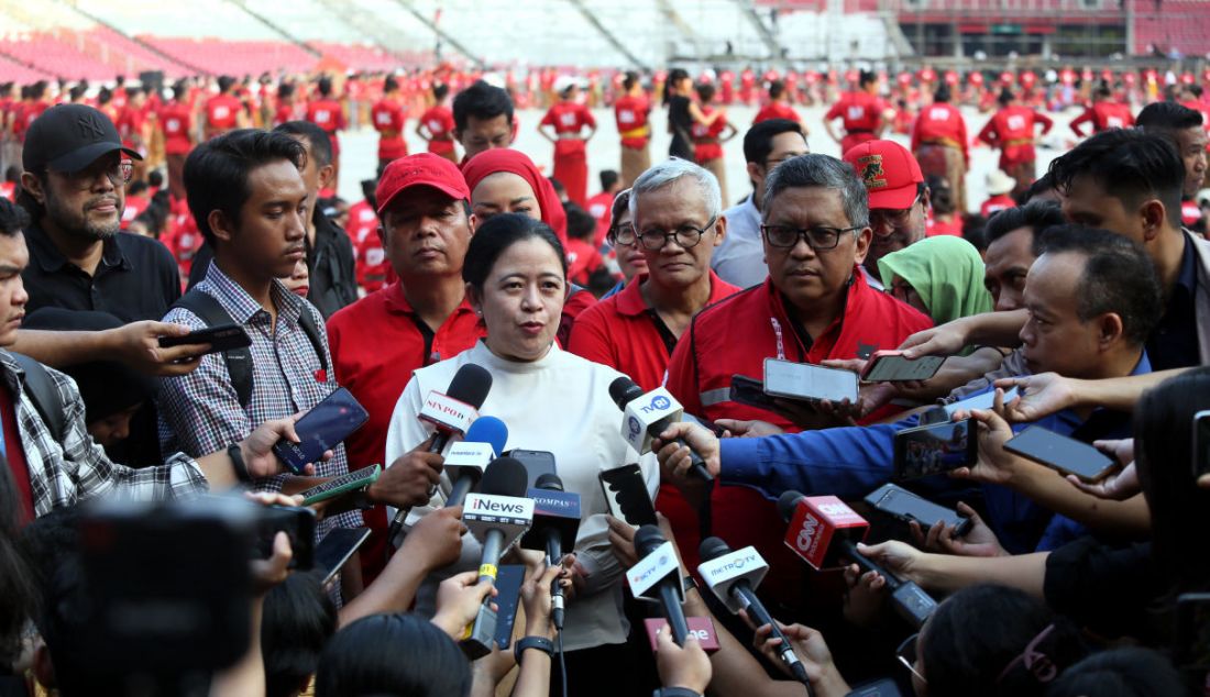 Ketua DPP Partai Demokrasi Indonesia Perjuangan (PDIP) Puan Maharani (baju putih) dan Sekjen PDIP Hasto Kristiyanto menjawab pertanyaan wartawan seusai meninjau geladi kotor Peringatan Bulan Bung Karno di Stadion Utama Gelora Bung Karno (SUGBK), Senayan, Jakarta, Kamis (22/6). PDIP berencana menggelar konsolidasi akbar yang akan dihadiri sekitar 100 ribu kader, sukarelawan, dan simpatisan pada peringatan puncak Bulan Bung Karno (BBK) yang bertema 'Kepalkan Tangan Persatuan untuk Indonesia Raya' di SUGBK, Jakarta Pusat, Sabtu (24/6/2023). - JPNN.com