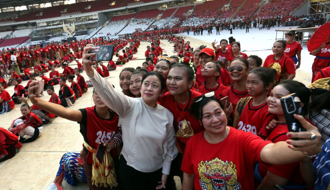 Ketua DPP Partai Demokrasi Indonesia Perjuangan (PDIP) Puan Maharani (baju putih) meninjau geladi kotor Peringatan Bulan Bung Karno di Stadion Utama Gelora Bung Karno (SUGBK), Senayan, Jakarta, Kamis (22/6). PDIP berencana menggelar konsolidasi akbar yang akan dihadiri sekitar 100 ribu kader, sukarelawan, dan simpatisan pada peringatan puncak Bulan Bung Karno (BBK) yang bertema 'Kepalkan Tangan Persatuan untuk Indonesia Raya' di SUGBK, Jakarta Pusat, Sabtu (24/6/2023). - JPNN.com