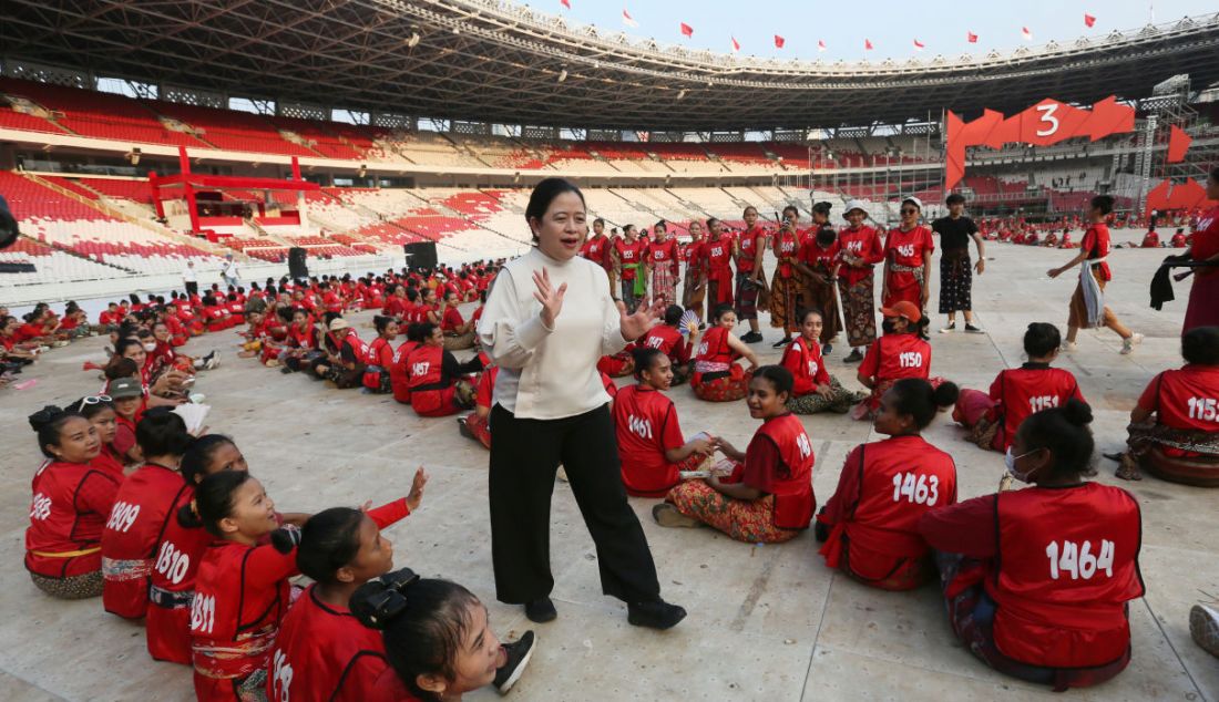 Ketua DPP Partai Demokrasi Indonesia Perjuangan (PDIP) Puan Maharani (baju putih) meninjau geladi kotor Peringatan Bulan Bung Karno di Stadion Utama Gelora Bung Karno (SUGBK), Senayan, Jakarta, Kamis (22/6). PDIP berencana menggelar konsolidasi akbar yang akan dihadiri sekitar 100 ribu kader, sukarelawan, dan simpatisan pada peringatan puncak Bulan Bung Karno (BBK) yang bertema 'Kepalkan Tangan Persatuan untuk Indonesia Raya' di SUGBK, Jakarta Pusat, Sabtu (24/6/2023). - JPNN.com