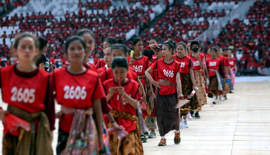 Sejumlah penari bersiap-siap mengikuti geladi kotor Peringatan Bulan Bung Karno di Stadion Utama Gelora Bung Karno (SUGBK), Senayan, Jakarta, Kamis (22/6). PDIP berencana menggelar konsolidasi akbar yang akan dihadiri sekitar 100 ribu kader, sukarelawan, dan simpatisan pada peringatan puncak Bulan Bung Karno (BBK) yang bertema 'Kepalkan Tangan Persatuan untuk Indonesia Raya' di SUGBK, Jakarta Pusat, Sabtu (24/6/2023). - JPNN.com