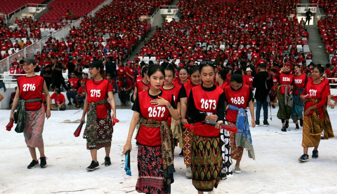 Sejumlah penari bersiap-siap mengikuti geladi kotor Peringatan Bulan Bung Karno di Stadion Utama Gelora Bung Karno (SUGBK), Senayan, Jakarta, Kamis (22/6). PDIP berencana menggelar konsolidasi akbar yang akan dihadiri sekitar 100 ribu kader, sukarelawan, dan simpatisan pada peringatan puncak Bulan Bung Karno (BBK) yang bertema 'Kepalkan Tangan Persatuan untuk Indonesia Raya' di SUGBK, Jakarta Pusat, Sabtu (24/6/2023). - JPNN.com