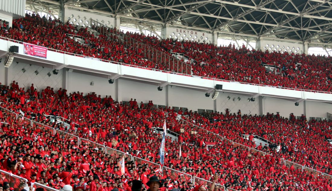 Kader PDI Perjuangan saat menghadiri Puncak Peringatan Bulan Bung Karno di Stadion Utama Gelora Bung Karno, Jakarta, Sabtu (24/6). - JPNN.com