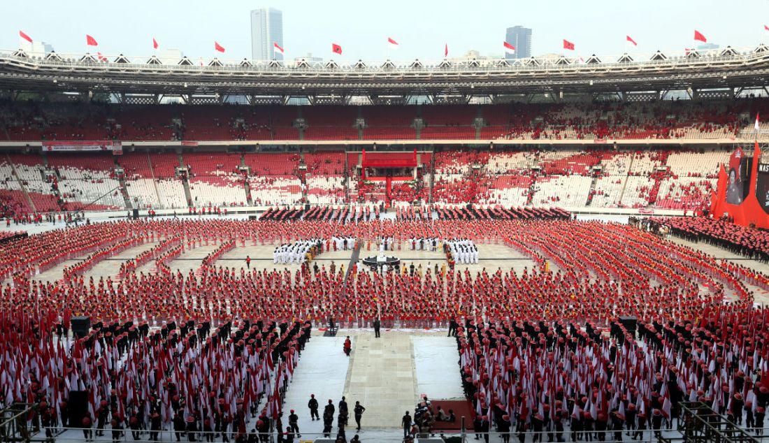 Kader PDI Perjuangan saat menghadiri Puncak Peringatan Bulan Bung Karno di Stadion Utama Gelora Bung Karno, Jakarta, Sabtu (24/6). - JPNN.com