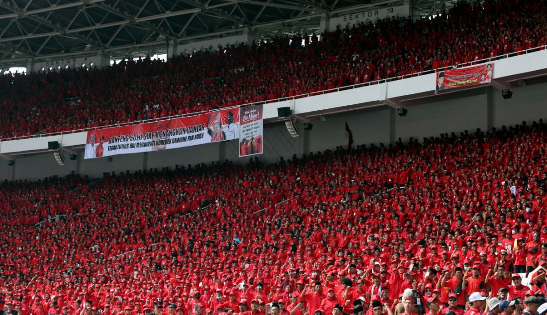 Kader PDI Perjuangan saat menghadiri Puncak Peringatan Bulan Bung Karno di Stadion Utama Gelora Bung Karno, Jakarta, Sabtu (24/6). - JPNN.com