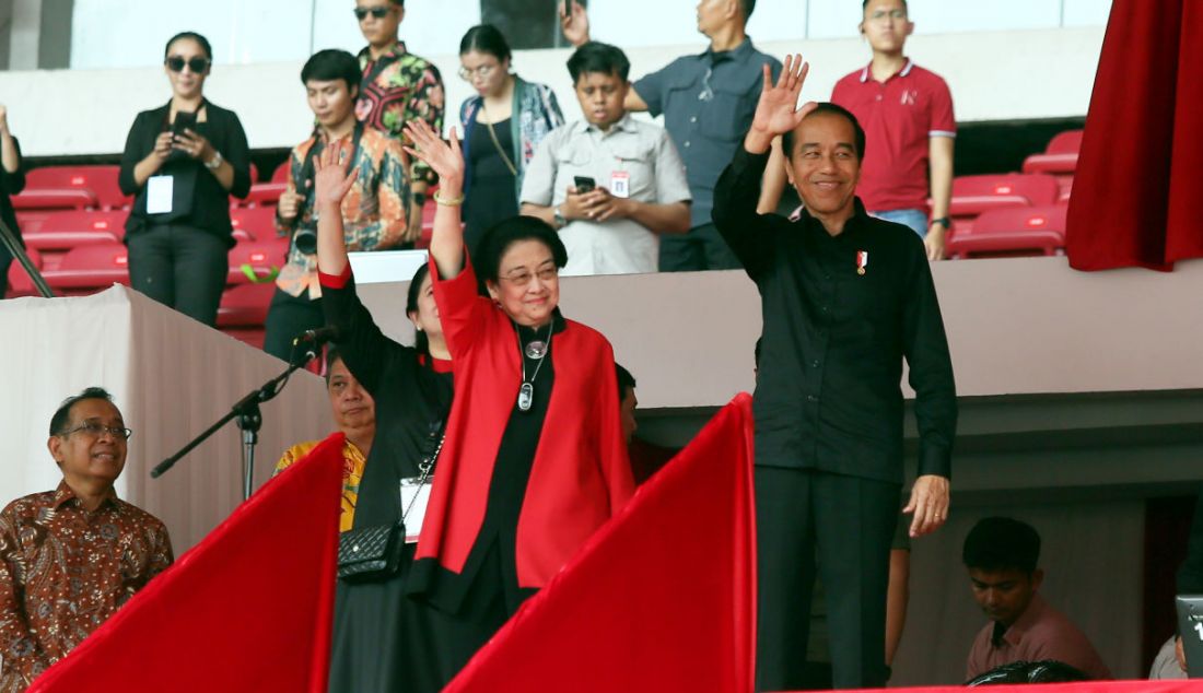 Ketua Umum PDI Perjuangan Megawati Soekarnoputri bersama Presiden Joko Widodo saat menghadiri Puncak Peringatan Bulan Bung Karno di Stadion Utama Gelora Bung Karno, Jakarta, Sabtu (24/6). - JPNN.com