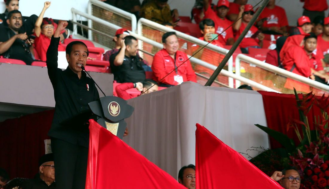 Presiden Joko Widodo saat menghadiri Puncak Peringatan Bulan Bung Karno di Stadion Utama Gelora Bung Karno, Jakarta, Sabtu (24/6). - JPNN.com