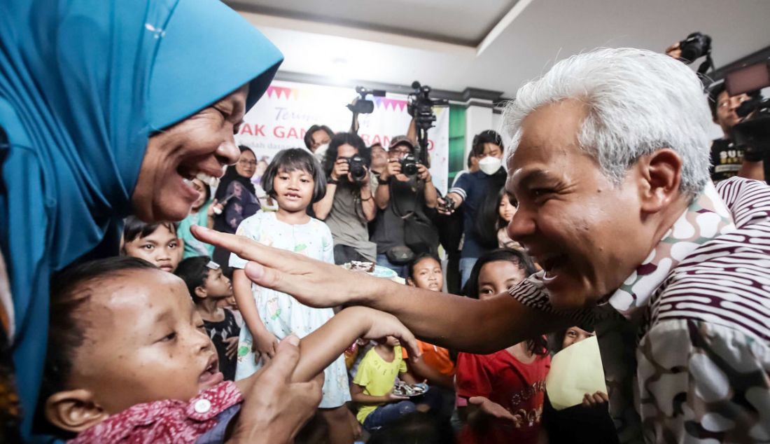 Bacapres PDI Perjuangan Ganjar Pranowo blusukan ke permukiman padat penduduk di Pademangan Barat, Jakarta Utara, Minggu (25/6). Kedatangan Ganjar disambut meriah sejumlah anak-anak dan warga setempat. Warga meneriaki Ganjar sebagai Presiden 2024. - JPNN.com