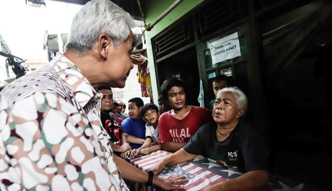 Bacapres PDI Perjuangan Ganjar Pranowo blusukan ke permukiman padat penduduk di Pademangan Barat, Jakarta Utara, Minggu (25/6). Kedatangan Ganjar Pranowo disambut meriah oleh sejumlah anak-anak dan warga setempat. Warga meneriaki Ganjar Presiden 2024. - JPNN.com