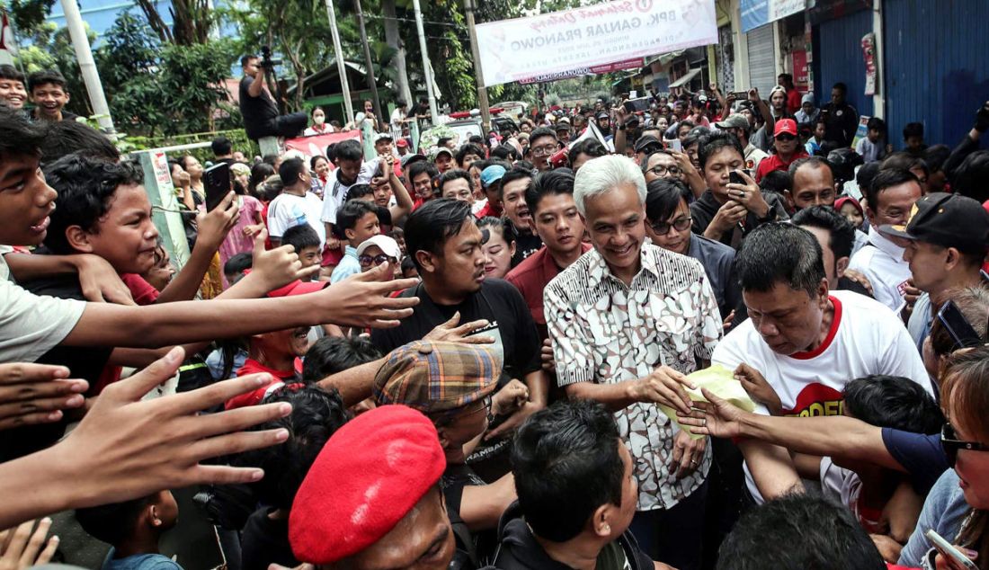 Bacapres PDI Perjuangan Ganjar Pranowo blusukan ke permukiman padat penduduk di Pademangan Barat, Jakarta Utara, Minggu (25/6). Kedatangan Ganjar Pranowo disambut meriah oleh sejumlah anak-anak dan warga setempat. Warga meneriaki Ganjar Presiden 2024. - JPNN.com