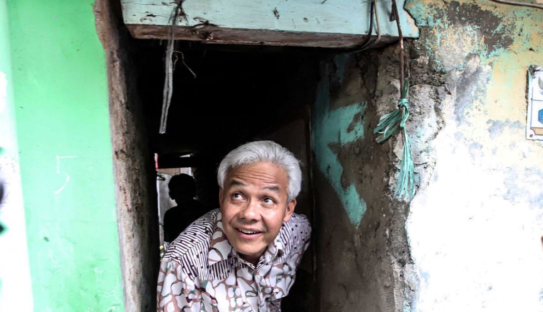 Bacapres PDI Perjuangan Ganjar Pranowo blusukan ke permukiman padat penduduk di Pademangan Barat, Jakarta Utara, Minggu (25/6). Ganjar menyerap aspirasi warga dengan berdialog dan menemui warga di setiap pintu rumah yang berada di gang sempit. - JPNN.com