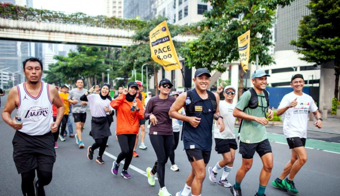 Sejumlah peserta melakukan latihan fisik dan menjaga nutrisi menjelang Elite Label Road Race Maybank Marathon 2023, Jakarta, Minggu (25/6). Hal ini merupakan rangkaian pelatihan dan edukasi yang meliputi program latihan lari, mulai dari sesi lari pemanasan hingga lari dalam jarak jauh (long run), strength training, running clinic, pengaturan asupan nutrisi dan waktu istirahat. - JPNN.com