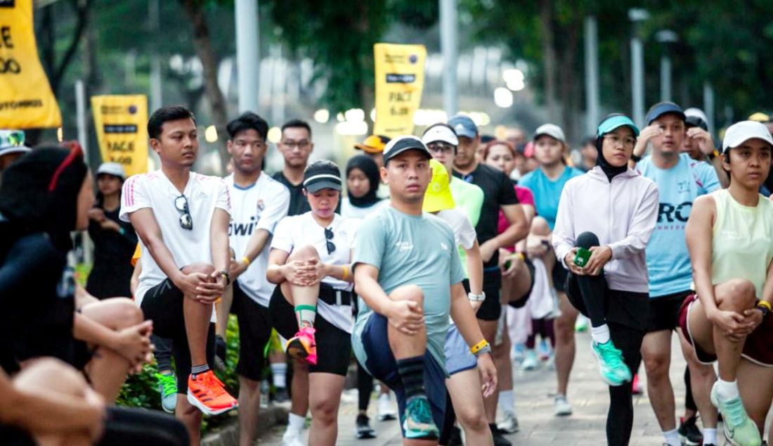 Sejumlah peserta melakukan latihan fisik dan menjaga nutrisi menjelang Elite Label Road Race Maybank Marathon 2023, Jakarta, Minggu (25/6). Hal ini merupakan rangkaian pelatihan dan edukasi yang meliputi program latihan lari, mulai dari sesi lari pemanasan hingga lari dalam jarak jauh (long run), strength training, running clinic, pengaturan asupan nutrisi dan waktu istirahat. - JPNN.com