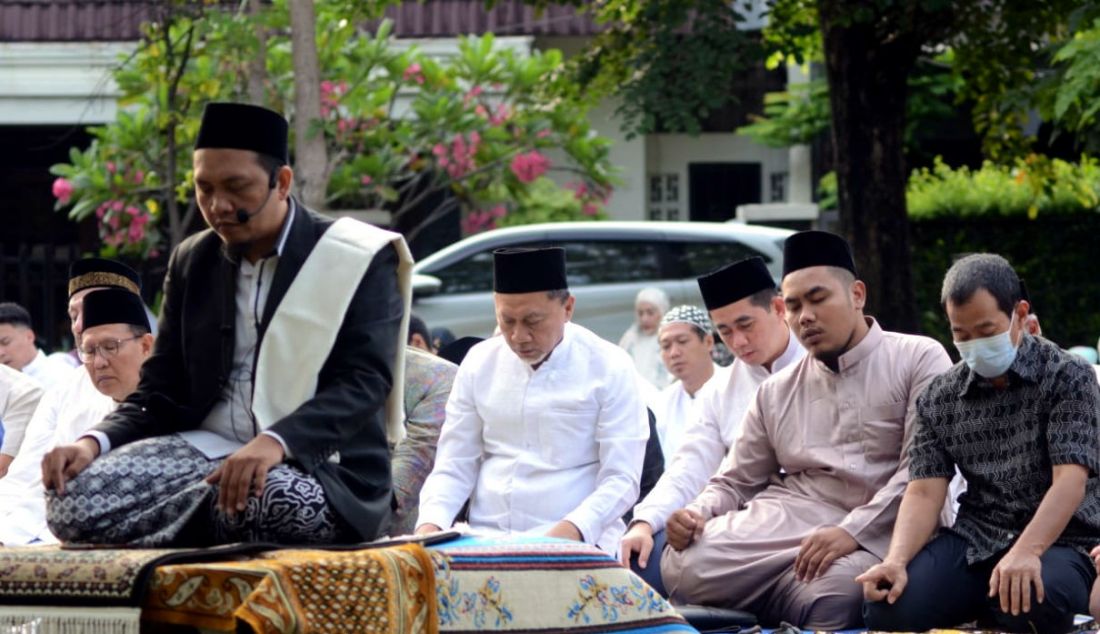 Mendag sekaligus Ketum PAN Zulkifli Hasan melaksanakan salat Iduladha 1444 H di Masjid Al Husna, Komplek Cipinang Indah, Jakarta Timur, Kamis (29/6). Mendag Zulhas mengatakan, dengan mengedepankan kesalehan sosial berbagi dan pengorbanan maka Indonesia bisa menjadi negara maju. - JPNN.com