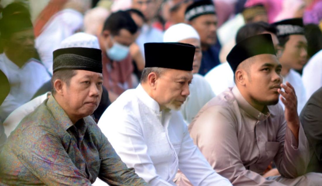 Mendag sekaligus Ketum PAN Zulkifli Hasan melaksanakan salat Iduladha 1444 H di Masjid Al Husna, Komplek Cipinang Indah, Jakarta Timur, Kamis (29/6). Mendag Zulhas mengatakan, dengan mengedepankan kesalehan sosial berbagi dan pengorbanan maka Indonesia bisa menjadi negara maju. - JPNN.com