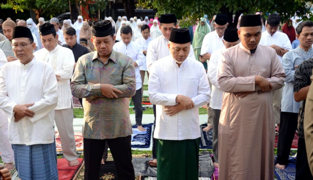 Mendag sekaligus Ketum PAN Zulkifli Hasan melaksanakan salat Iduladha 1444 H di Masjid Al Husna, Komplek Cipinang Indah, Jakarta Timur, Kamis (29/6). Mendag Zulhas mengatakan, dengan mengedepankan kesalehan sosial berbagi dan pengorbanan maka Indonesia bisa menjadi negara maju. - JPNN.com