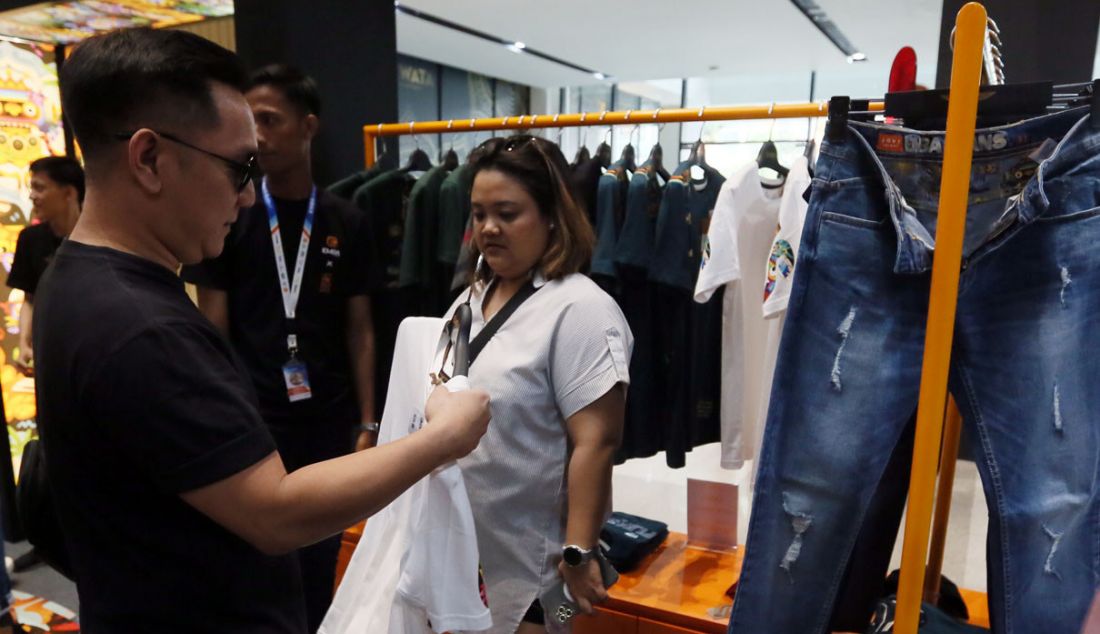 Pengujung saat mengunjungi booth Emba Jeans pada acara talkshow Emba Jeans x Monez Hadirkan Kolaborasi Dengan Sentuhan Inspirasi Modern Pop Art di Gedung Sarinah, Thamrin, Jakarta, Sabtu (1/7). - JPNN.com