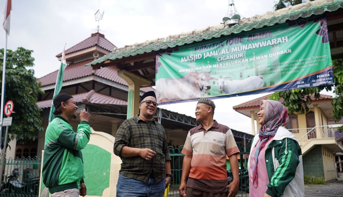 Perwakilan Mitra Pengemudi Suyanto, manajemen Grab Indonesia yang diwakili oleh Head Supply Management, Jabodetabek Reka Gayantika dan Heads of People Operations Fini Margarina berbincang dengan panitia Iduladha Muhajirin seusai menyerahkan sapi kurban di Masjid Jami Al-Munawwarah, Ciganjur, Jakarta Selatan, Rabu (28/6). Dalam rangka memperingati Hari Raya Iduladha 1444 Hijriah, Grab Indonesia menyalurkan satu 1 ekor sapi seberat satu 1 ton dan ratusan ekor kambing yang akan diberikan kepada Mitra Pengemudi, masyarakat di lingkungan perusahaan, serta masyarakat yang membutuhkan di berbagai wilayah Indonesia. - JPNN.com