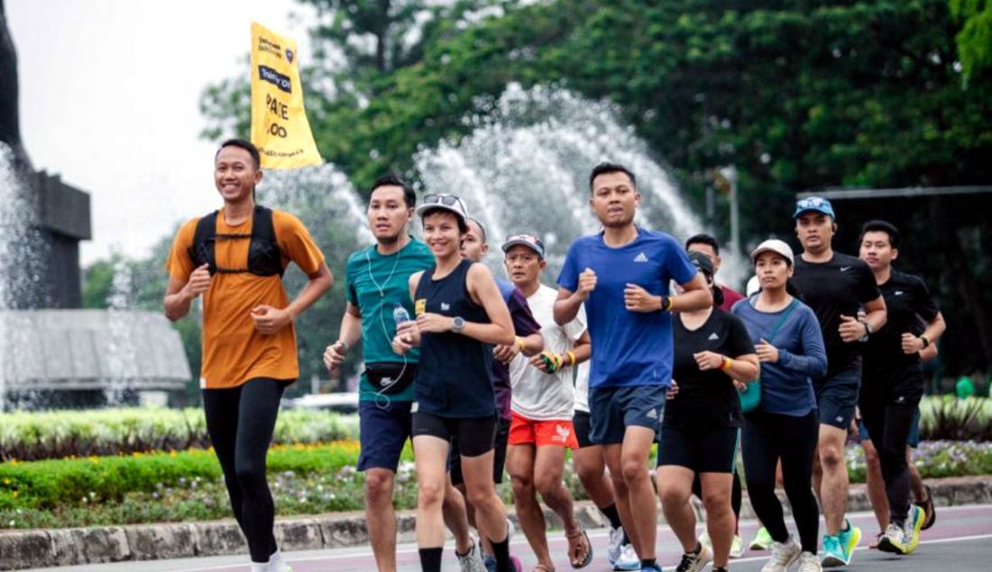 Sejumlah pelari melakukan latihan rutin Road To Maybank Marathon 2023 di kawasan CFD, Sudirman, Jakarta, Minggu (2/7). Selain di Jakarta, kegiatan Road to Maybank Marathon juga dilaksanakan secara serentak dan intensif di kota-kota besar di Indonesia, yakni di Medan, Bandung, Surabaya, Makassar dan Denpasar yang melibatkan komunitas lari di kota-kota tersebut selama 14 minggu hingga 13 Agustus 2023. - JPNN.com