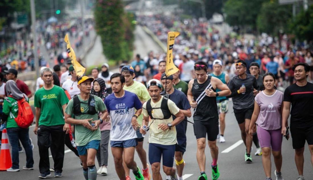 Sejumlah pelari melakukan latihan rutin Road To Maybank Marathon 2023 di kawasan CFD, Sudirman, Jakarta, Minggu (2/7). Selain di Jakarta, kegiatan Road to Maybank Marathon juga dilaksanakan secara serentak dan intensif di kota-kota besar di Indonesia, yakni di Medan, Bandung, Surabaya, Makassar dan Denpasar yang melibatkan komunitas lari di kota-kota tersebut selama 14 minggu hingga 13 Agustus 2023. - JPNN.com