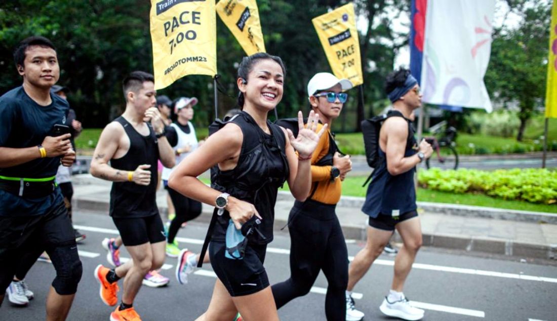 Sejumlah pelari melakukan latihan rutin Road To Maybank Marathon 2023 di kawasan CFD, Sudirman, Jakarta, Minggu (2/7). Selain di Jakarta, kegiatan Road to Maybank Marathon juga dilaksanakan secara serentak dan intensif di kota-kota besar di Indonesia, yakni di Medan, Bandung, Surabaya, Makassar dan Denpasar yang melibatkan komunitas lari di kota-kota tersebut selama 14 minggu hingga 13 Agustus 2023. - JPNN.com