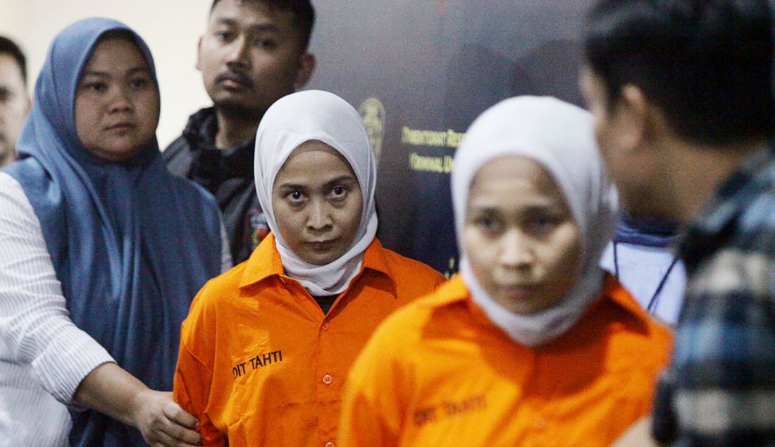 Tersangka kasus penipuan pembelian Iphone Rihana (kedua kiri) dan Rihani (kedua kanan) dihadirkan saat rilis kasus di gedung Ditreskrimum Polda Metro Jaya, Jakarta, Selasa (4/7). - JPNN.com