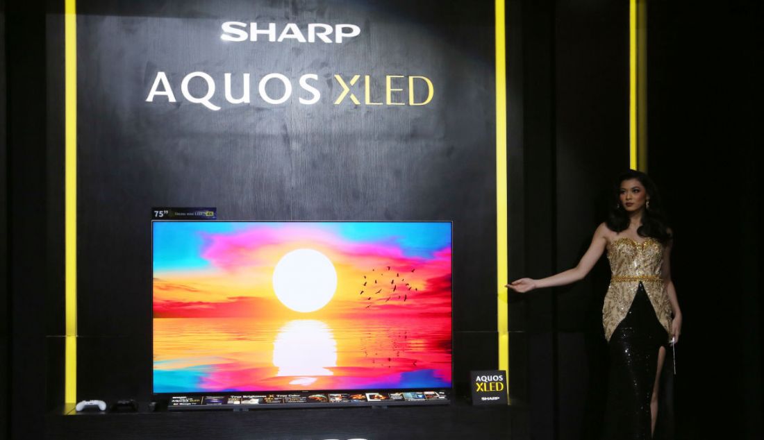 Model menunjukkan TV Sharp Aquos XLED di Jakarta, Rabu (5/7). Sharp Aquos XLED merupakan generasi terbaru dari pengembangan teknologi TV 4K yang menggabungkan bagian terbaik dari TV LCD dan OLED. - JPNN.com