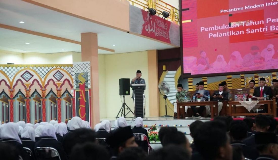 Mendag Zulkifli Hasan saat menghadiri pembukaan tahun pendidikan 2023/2024 dan pelantikan santri baru Pondok Pesantren Dea Malela, Sumbawa, Nusa Tenggara Barat atau NTB, Jumat (7/7). - JPNN.com