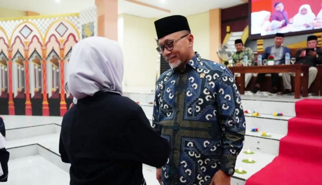 Mendag Zulkifli Hasan saat menghadiri pembukaan tahun pendidikan 2023/2024 dan pelantikan santri baru Pondok Pesantren Dea Malela, Sumbawa, Nusa Tenggara Barat atau NTB, Jumat (7/7). - JPNN.com