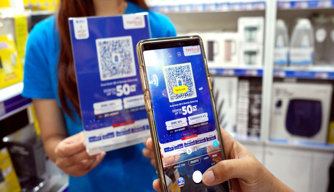 Pengunjung melakukan scan QR saat berbelanja diskon hingga 70% dan ekstra diskon hingga Rp5 juta di booth Blibli Hall B3 pada Pekan Raya Jakarta (PRJ) 2023 di JIEXPO Kemayoran, Jakarta (10/7). Blibli menyediakan fitur Click & Collect untuk pembelian perlengkapan rumah tangga dan peralatan elektronik yang bekerjasama dengan partner pembayaran tertentu. - JPNN.com